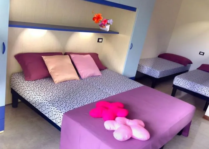 Sunlit Terrace Steps From The Sea ビビオーネ